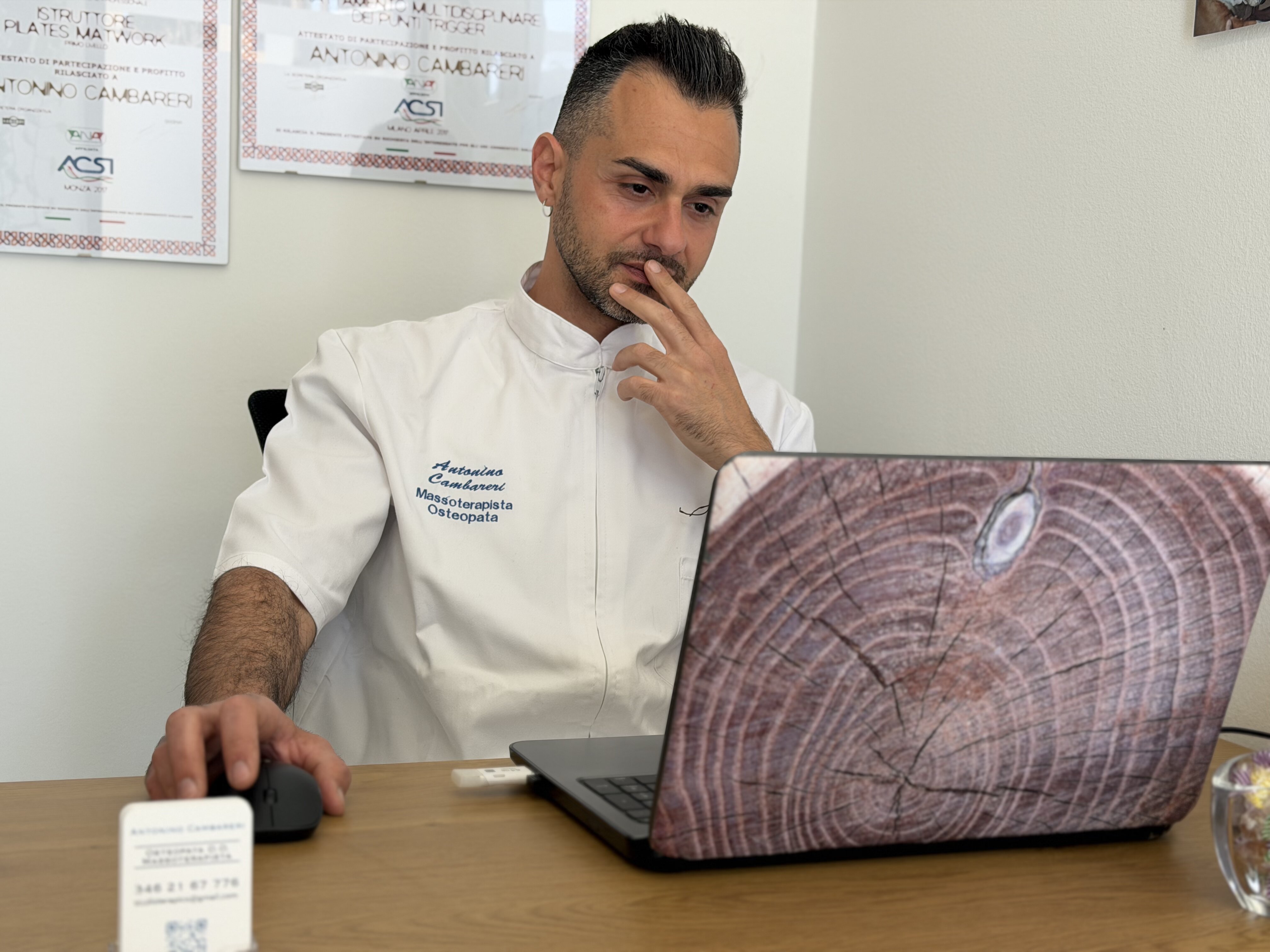 Antonino Cambareri analizza la cartella clinica del paziente prima della visita osteopatica a Busnago